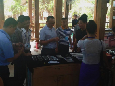 陈副市长一行先后检查了勐泐大佛寺景点、多歌水演艺场所以及银饰店、乳胶店、珠宝店等