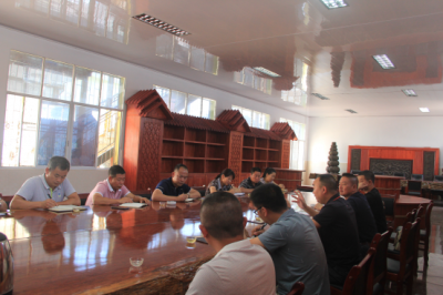 接着，农场党委书记、管委会主任张泽平汇报大渡岗农场万亩茶园AAA级景区建设情况、